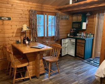 Honeybear Hideaway Cabin - Hayward - Dining room