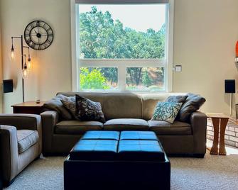 Hidden Pocket: Private Sonoma Wine Country Retreat - Healdsburg - Living room