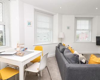 Beach Rose - Teignmouth - Living room
