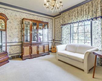Historic Auburn Home with Theater and Yard! - Auburn - Вітальня