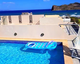 Luxurious 5-bedroom beachfront villa with a private rooftop pool and sea view - La Canea - Piscina