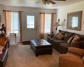 Quiet, cozy, turnkey location close to Lake Pend Oreille: hunting/fishing/skiing - Athol - Living room