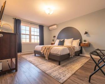 Modern house with beautiful spaces indoor and out! - Mount Pearl - Bedroom