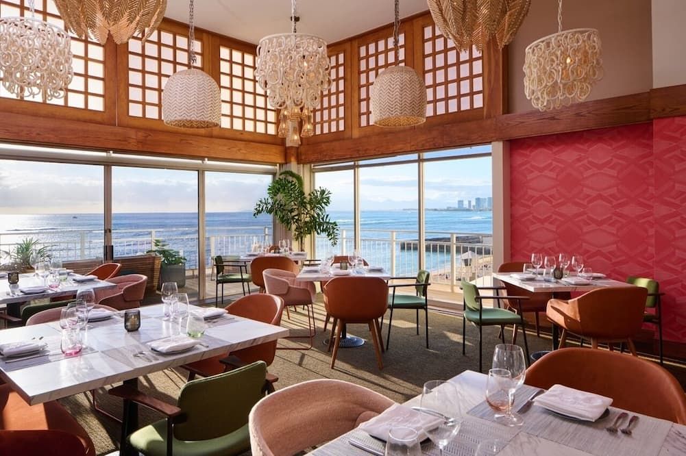 Classic Queen by the Beach | Oceanfront Access | Minutes to Waikiki Aquarium - הונולולו - מסעדה