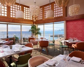 Classic Queen by the Beach | Oceanfront Access | Minutes to Waikiki Aquarium - Honolulu - Restaurant