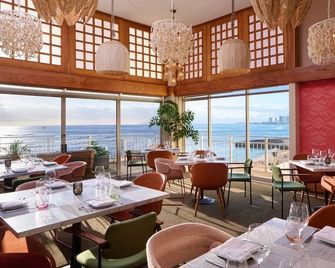 Classic Queen by the Beach | Oceanfront Access | Minutes to Waikiki Aquarium - הונולולו - מסעדה