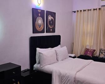 Luxurious 2-bedroom apartment with WiFi and AC in GRA, Port Harcourt - Port Harcourt - Bedroom