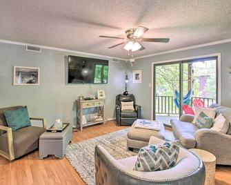 Mount Ida Condo with Balcony and Resort Amenities - Mount Ida - Sala de estar