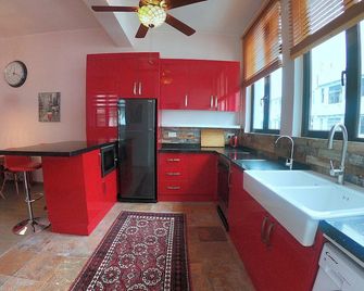 2 Bedroom Apartment beautifully decorated in the centre of Sai Kung Town. - Hong Kong - מטבח