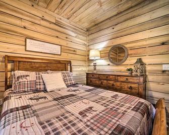 Modern Cabin with Fire Pit Less Than 3 Mi to Trails! - Pisgah Forest - Bedroom