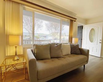 Home in Union City\n - Union City - Living room