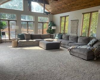 5 Min to PSU, Pool & Patio, plenty of room for the whole fam! - State College - Living room