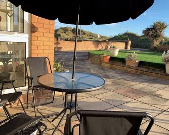 Beach Front Apartment with Free Parking, St Annes - Lytham St. Annes - Patio