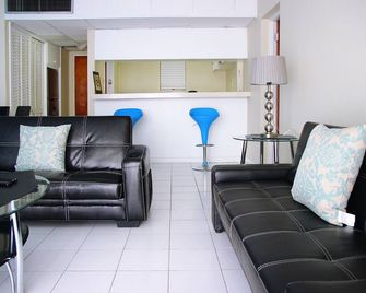 Skyclub Beach Suite At Mobay Club - Montego Bay - Living room
