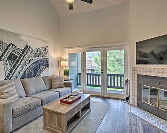 Contemporary Family Condo by Pineview Reservoir! - Huntsville - Living room