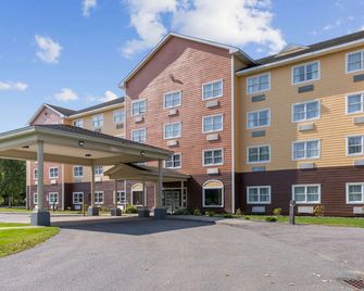 Ramada by Wyndham Saco/Old Orchard Beach Area - Saco - Budova