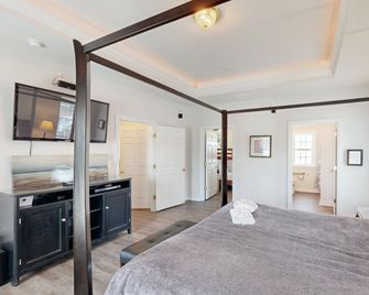 Two-story, lakefront getaway with dock, beach, grill, 2 kayaks, 2 canoes, AC - Orange