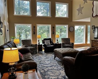 Hartwell lake deep water home, family friendly and close to Clemson and UGA - Lavonia - Living room