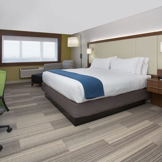 Bedroom view of Holiday Inn Express & Suites Duluth North - Miller Hill