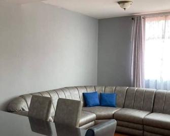 Charming 2-bedroom house with AC and WiFi in a quaint neighborhood. - Grecia - Sala de estar