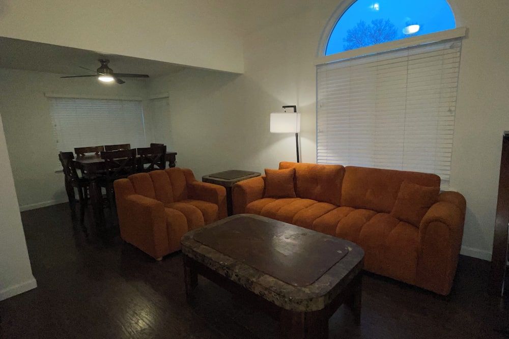 Fresno Area Oasis w/ Private Pool • Patio Lounge • Pool Table • Sleeps 8 - Selma - Living room