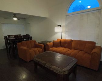 Fresno Area Oasis w/ Private Pool • Patio Lounge • Pool Table • Sleeps 8 - Selma - Living room