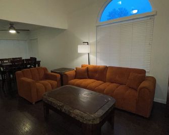Fresno Area Oasis w/ Private Pool • Patio Lounge • Pool Table • Sleeps 8 - Selma - Living room