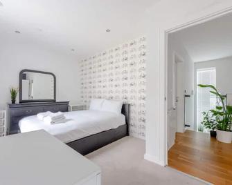 Spacious & Family Friendly 3bd House - Stratford - London - Bedroom
