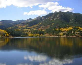 Hillside Haven Hot Tub & Stunning Mountain View - Colorado City - Vista del exterior