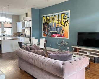 The Painted Muse I Stylish 3br With Rooftop Hot Tub In East Nashville - Nashville - Living room