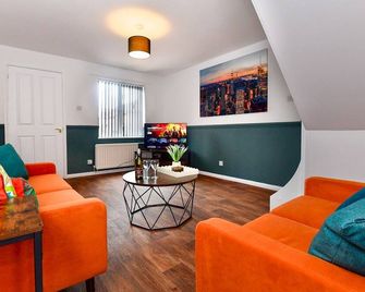 Homely 2 bed house with parking - Pass the Keys - Cardiff - Living room