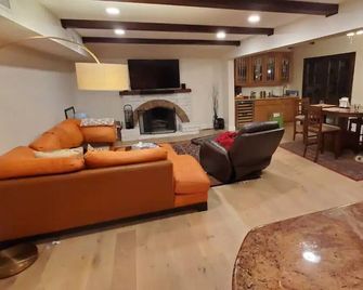 Resort living in Santa Barbara! 5 BR, Pool + Spa - Isla Vista - Sala de estar