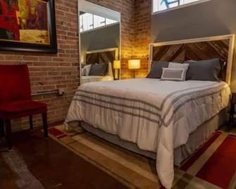 Incognito #3 : located 1 block from The Scotsman - Laurel - Bedroom