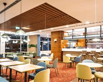 هامبتون باي هيلتون سوينوجسكي - سوينوجسس - بار