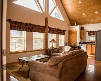 Twin Owls Lodge, Great for families Master bedroom, Loft, full kitchen, Dogs OK - Estes Park - Living room