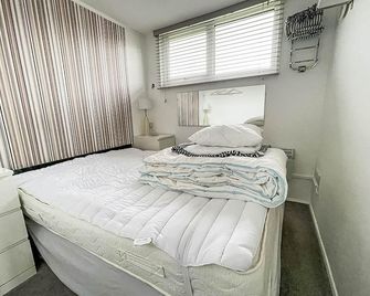 Lovely 4 Berth Chalet In The Coastal Vil - Heacham - Chambre