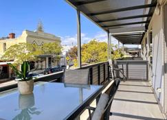 This apartment is a 2 bedroom(s), 1.5 bathrooms, located in Fremantle, WA. - Perth - Balcón
