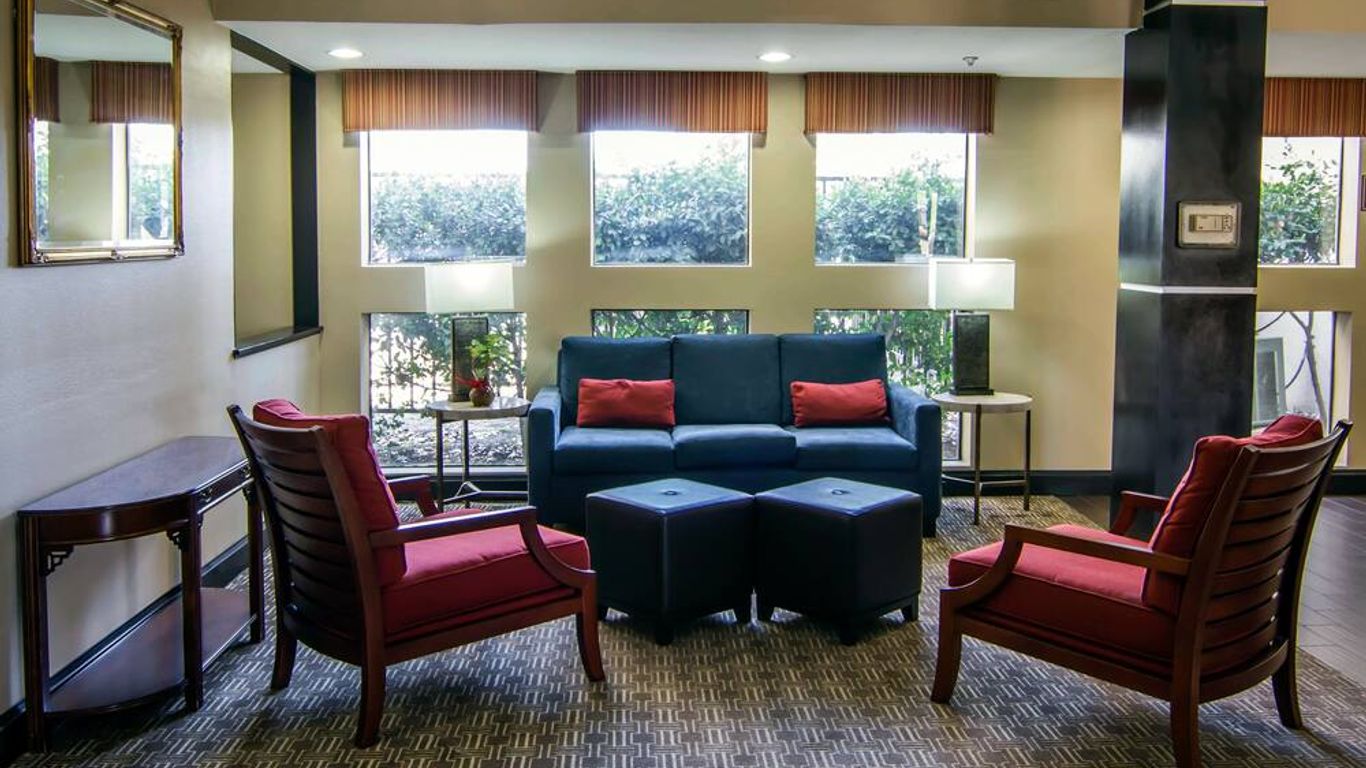 Comfort Inn & Suites Love Field-Dallas Market Center