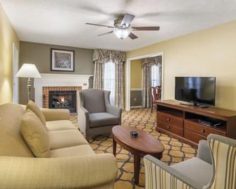 Cozy Condo w/ Free WiFi, Seasonal Resort Pool & Close to Historic District - Williamsburg - Living room