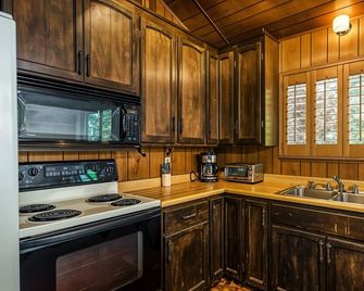 The Hideout - Pet Friendly - The Perfect Spot for a Relaxing Yosemite Vacation by Yosemite Region Resorts - Groveland - Küche
