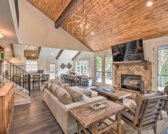 The Ultimate Luxury Retreat on Lake Burton! - Clayton - Living room