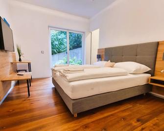 Mountains and Lakes - Villa Gaumberg - Linz - Schlafzimmer