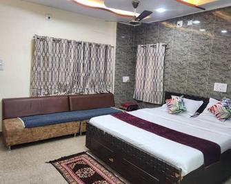 Private Room 1 - Paddy's Luxurious Home Stay - Mount Abu