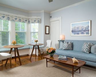 Brass Lantern Inn - Nantucket - Living room