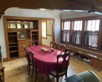 Quiet townhouse close to everything. - Mequon - Dining room