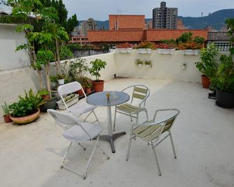 On My Way - Taipei Hostel - Taipei City - Balcony