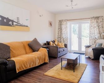 6-bed House - Sleeps 13 - Families & Contractors - Dudley - Wohnzimmer