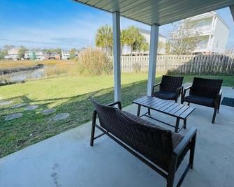 Murrells inlets #A Great duplex walk to the beach - Murrells Inlet - Patio
