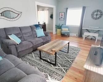Spacious|Full Kitchen|Firepit|Office - Alpena - Living room