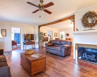 Sugar Cottage - Nashville - Living room